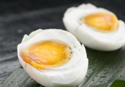 盐水鸭蛋怎么腌制出油好吃（食材_盐水腌鸭蛋的制作方法窍门）